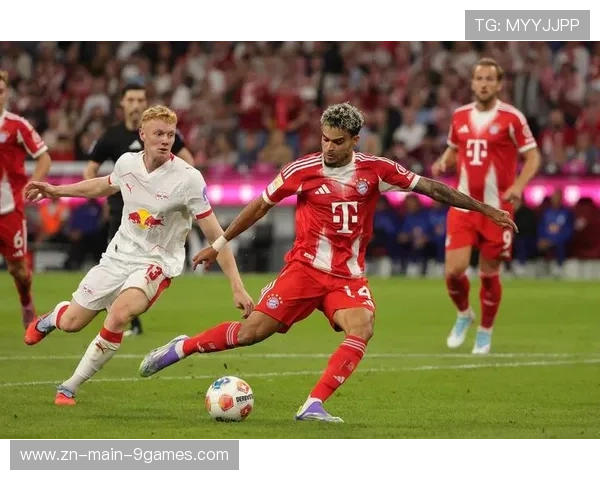 拜仁慕尼黑连续传中形成禁区混战